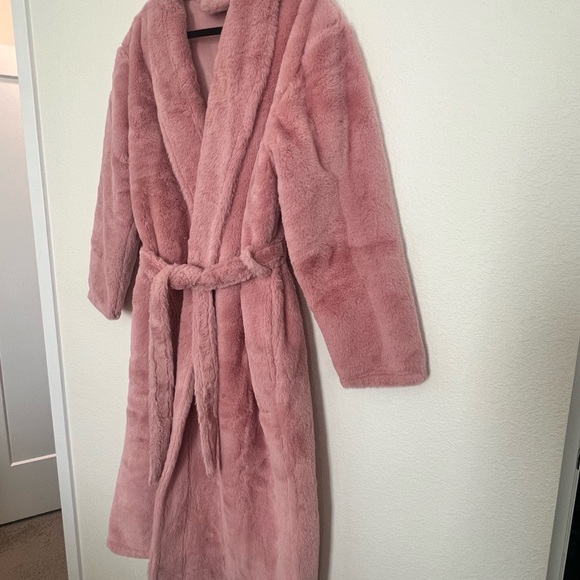 Minky Couture blush robe - Picture 5 of 10